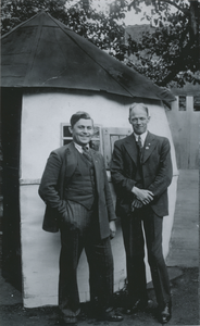 875785 Portret van de heren Adriaan van Daalen en Henk Pauw, Wijk C-bewoners, in de tuin van het St. Franciscushuis ...